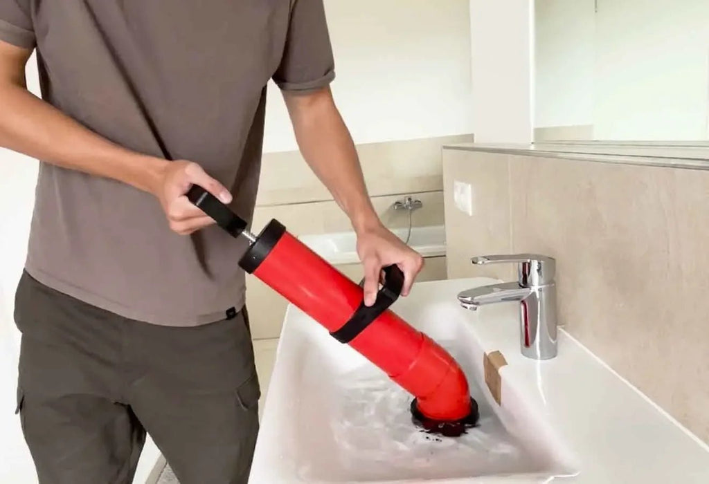 Pümpel vs. Profi-Saug-Druckreiniger – wie Unter- und Überdruck deine Verstopfung lösen - Meisterfaktur